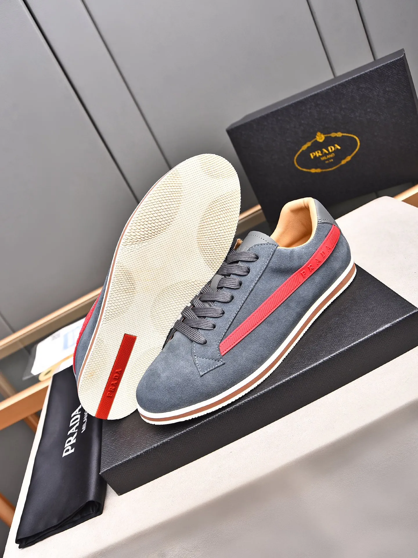 Men's shoes 💰440 Prada/Prada's new men's thin-soled casual shoes, fashionable and elegant style. Made of first-layer frosted cowhide. The lining is soft, comfortable and breathable. The shoe body is marked with letter LOGO. The details are carefully crafted. Lightweight foam sole, fashionable and versatile! Size: 38-44 (45 customized)